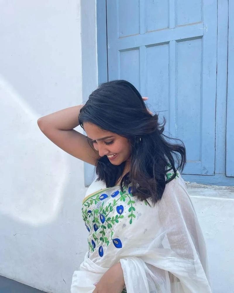 anikha-surendran-stuns-in-a-magnificent-white-saree